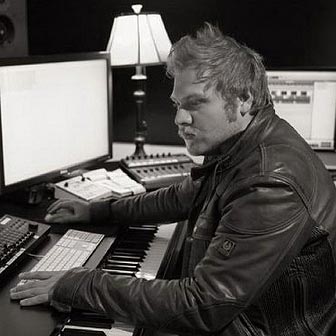 ������ - ������� ����, Dominic Lewis