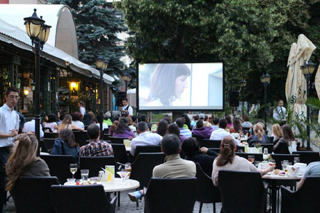 На кино под звездите