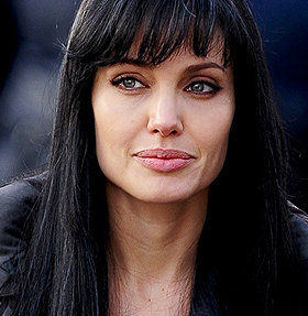 Анджелина Джоли като Цеца Величкович в биографичен филм за певицата