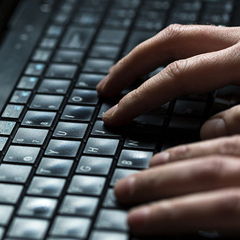 Арестуват хакер на и-мейли на знаменитости